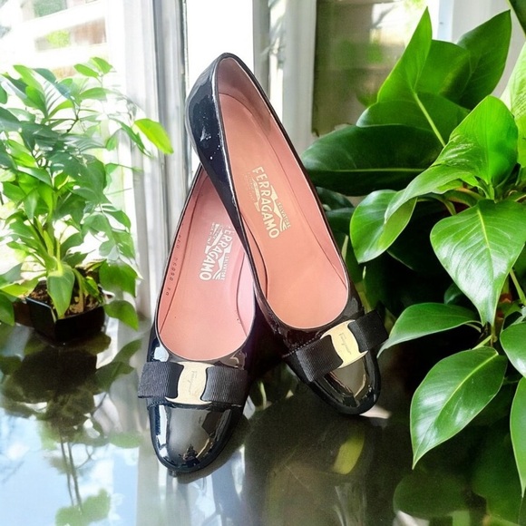 Salvatore Ferragamo Black Patent Leather Vara Bow Shoes 8.5 AA - Picture 1 of 10